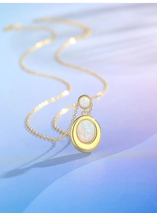 Détail d'un collier en or avec pendentif opale composé de deux pierres ovales élégantes