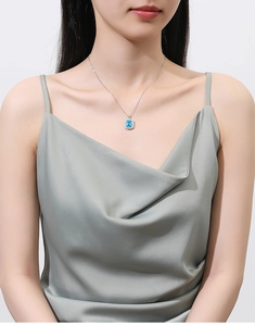 Eleganter Anhänger mit rechteckigem himmelblauem Edelstein und Heiligenschein-Effekt