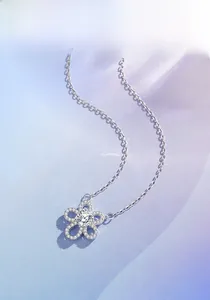 Vue macro d'un collier pendentif tournesol en argent avec incrustation de pierre brillante