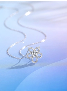 Vue détaillée du collier pendentif fleur en argent S925 avec des pierres de moissanite