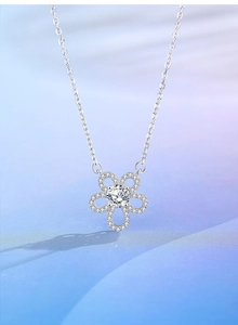 Détail du pendentif tournesol en argent S925 avec moissanite sur une fine chaîne croisée