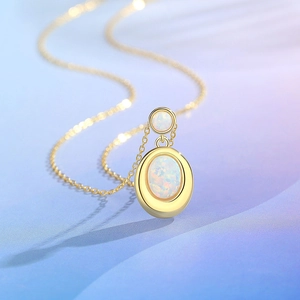 Collier élégant avec pendentif ovale en opale argent 925 sur fond dégradé pastel doux