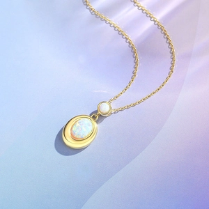 Collier en argent 925 doré avec deux pendentifs en opale blanche sur fond dégradé bleu
