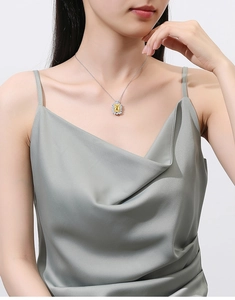 Detailaufnahme einer eleganten S925 Silberhalskette mit gelbem Edelsteinanhänger