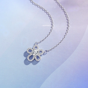 Élégant collier fleur de soleil en argent S925 avec pétales en moissanite étincelante