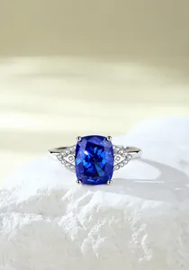 Detail van S925 zilveren ring met radiant geslepen blauwe saffier en diamanten