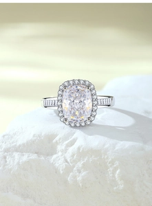 Dettaglio anello argento S925 con taglio cushion, halo di diamanti e fascia pavé