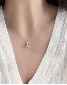 Dettaglio della collana in argento S925 con pendente a cuore mobile in moissanite su modella