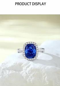 Macro-opname van een S925 zilveren ring met radiant geslepen saffier en halo-diamanten eromheen