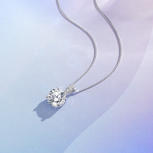 Sparkling S925 sterling silver necklace with a 2 carat solitaire diamond pendant in box chain