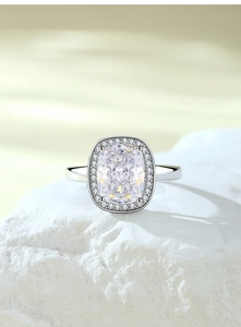 Dettaglio macro dell'anello halo con moissanite taglio cushion su pietra naturale