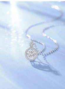 Macro della collana in argento S925 con ciondolo a cuore in moissanite scintillante