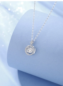 Vista macro della collana in argento S925 con pendente halo in moissanite lucido
