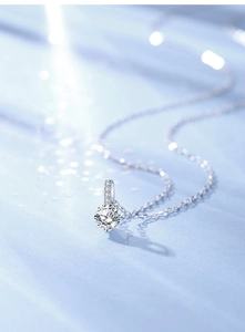 Nahaufnahme einer 5mm Moissanit-Halskette aus S925 Sterlingsilber mit rundem Anhänger