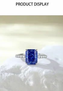 Detail van een radiant geslepen saffier ring met vier pootjes en zijdelingse diamanten