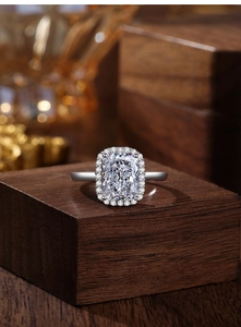 Dettaglio macro di un anello in argento scintillante taglio rettangolare su legno
