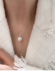 Nahaufnahme der S925 Sterlingsilber Sonnenblume Halskette an einem weiblichen Modell