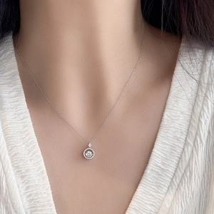 Collana in argento S925 con pendente halo in moissanite danzante per donna
