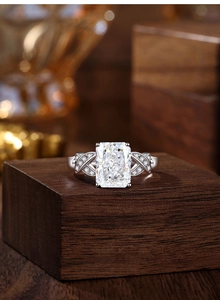 Macro di anello con pietra taglio ghiaccio rettangolare e pavé su base in legno