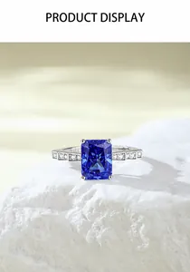 Detailweergave van de S925 zilveren ring met koningsblauwe saffier in radiant-slijpvorm