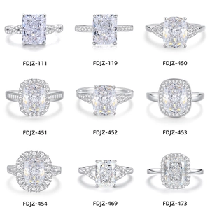 Collezione di nove anelli in argento S925 con scintillanti zirconi con taglio princess
