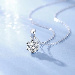Collier en argent sterling S925 avec pendentif en moissanite brillant et serti à six griffes