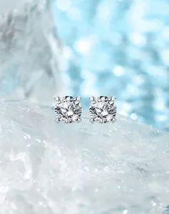 Macro di orecchini a perno in argento 925 con moissanite e classica montatura a quattro griffe