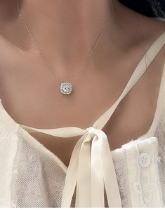 Détail du collier moissanite 6,5mm sur mannequin avec haut en dentelle blanche