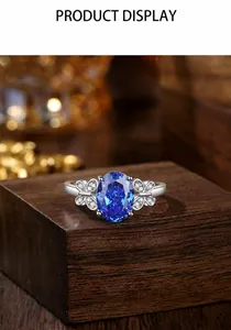 Detail van S925 zilveren saffierring met elegante diamanten vlinderaccenten