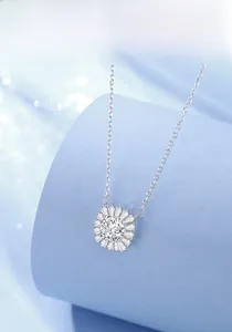 Détail du collier en argent S925 avec pendentif tournesol serti d'une moissanite 6,5mm