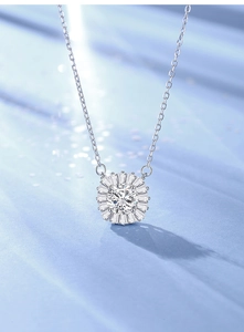 Détail macro du collier en argent S925 avec moissanite centrale et sertissage halo
