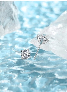 Dettaglio del marchio S925 sull'orecchino a lobo classico in moissanite con montatura a quattro griffe