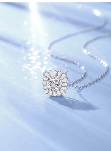 Vue macro d'un collier Moissanite 6,5mm avec halo de tournesol en argent S925 poli