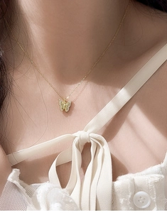 Dettaglio della collana a farfalla in argento S925 dorato con zirconi indossata al collo