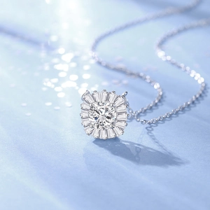 Collier élégant en argent S925 avec pendentif moissanite 6,5mm et design halo soleil