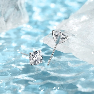Orecchini a lobo in Moissanite in argento 925 con classico castone a quattro griffe