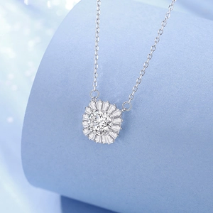 Collier en argent 925 avec pendentif moissanite 6,5mm et halo de diamants trapèze chic