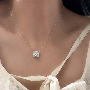 Collier élégant en argent 925 avec pendentif moissanite 6,5mm et halo de zircons étagés