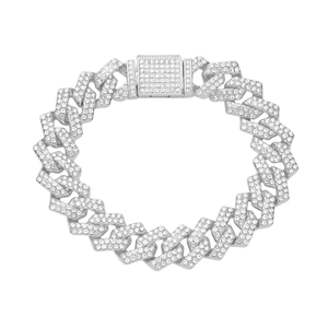 Détail macro du bracelet gourmette argenté serti de cristaux scintillants pavés