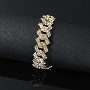 Bracelet cubain doré serti de diamants style hip hop présenté sur un support noir