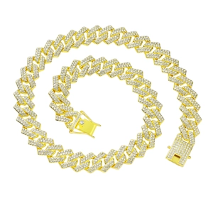 Chaîne Cuban link dorée sertie de diamants avec fermoir à boîte sur fond blanc pur