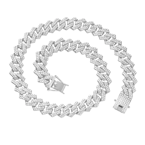 Détail de la chaîne cubaine hip-hop avec strass scintillants et fermoir à boîte sécurisé