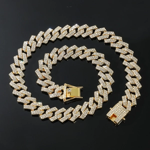Détail du collier chaîne cubaine dorée avec fermoir rectangulaire serti de strass