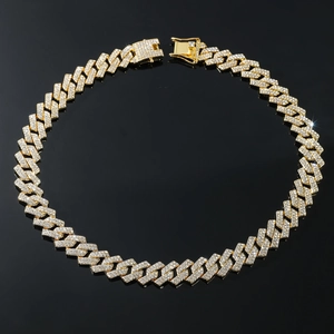 Détail du collier à maillons cubains dorés avec strass et grand fermoir carré chic
