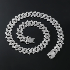 Détail du collier à chaîne cubaine argentée avec cristaux étincelants et fermoir à boîte