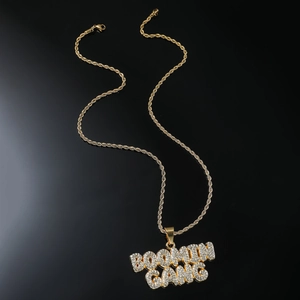 Collier hip hop doré avec pendentif lettres BOOMIN GANG serti de strass et chaîne torsadée