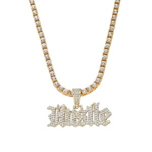 Détail du pendentif HUSTLE avec chaîne tennis de 4mm en finition dorée et cristaux