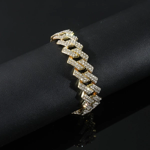 Bracelet gourmette cubaine dorée pour homme serti de strass sur support noir