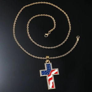 Goldene Kordelkette mit US-Flaggen-Kreuzanhänger und weißem Kristallbesatz für Damen