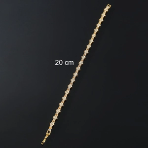 Vue détaillée du bracelet hip hop doré 20cm avec maillons étoiles et zircons étincelants